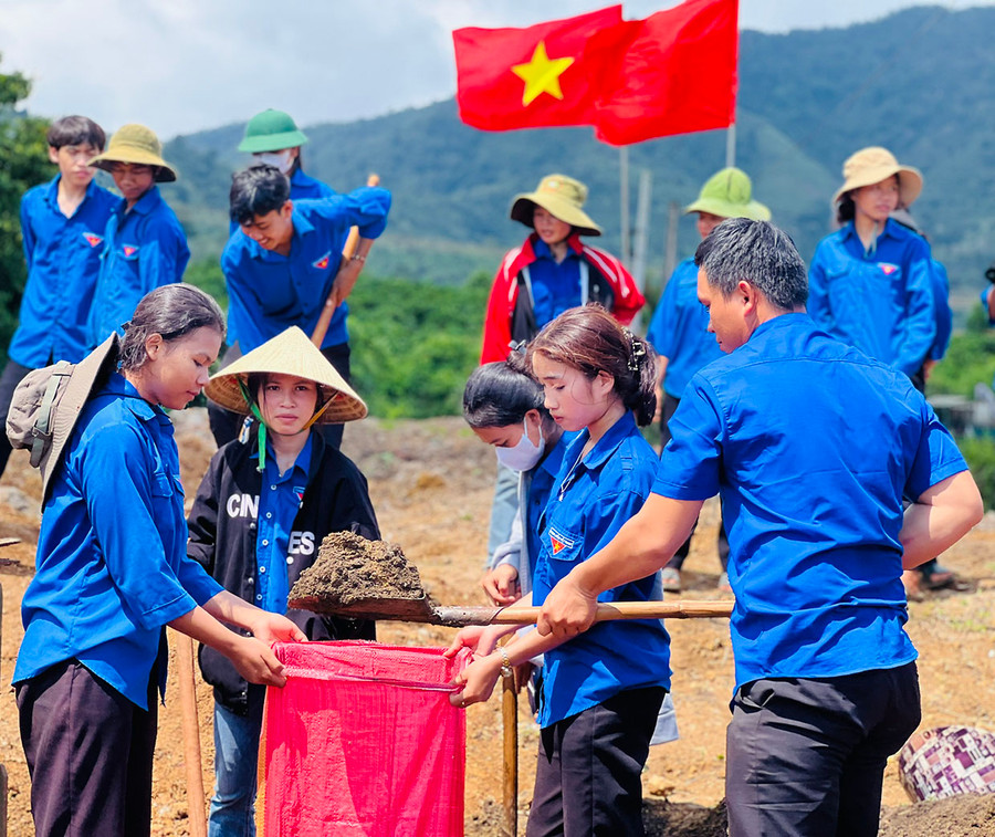 Đoàn viên, thanh niên huyện Chư Păh lấy đất đắp 2 bên đường giao thông nông thôn làng Kép 2 để chống sạt lở. Ảnh: Phan Lài Đoàn viên, thanh niên huyện Chư Păh lấy đất đắp 2 bên đường giao thông nông thôn làng Kép 2 để chống sạt lở. Ảnh: Phan Lài