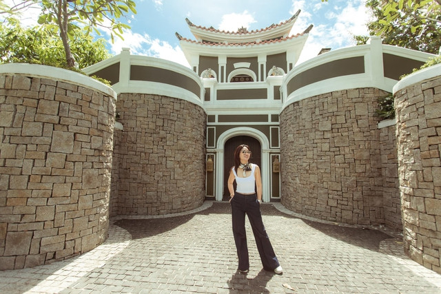 Vừa mạnh mẽ lại vừa sang trọng là chiếc áo tank top kết hợp với chiếc quần vải ống rộng. Chiếc khăn duyên dáng nơi cổ là lời giới thiệu nữ tính về chủ nhân.