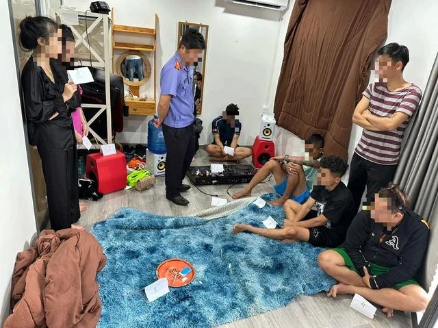 Cơ quan chức năng khám nghiệm hiện trường vụ &quot;phê&quot; ma túy xuyên đêm ở một homestay trên địa bàn xã Lộc Thành, H.Bảo Lâm. CÔNG AN CUNG CẤP