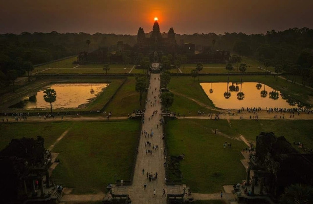 Du khách đứng ở lối vào phía tây ở thời khắc điểm phân có thể nhìn thấy mặt trời mọc trực tiếp trên tháp trung tâm Angkor. Ảnh: PP
