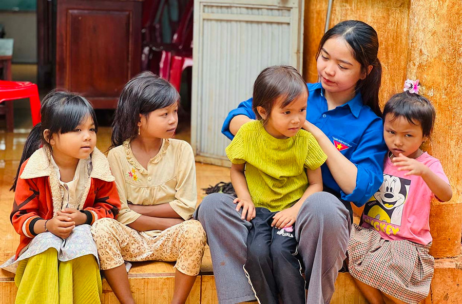 Chị Kpă H’Hân buộc tóc cho các bé sau giờ học. Ảnh: P.L Chị Kpă H’Hân buộc tóc cho các bé sau giờ học. Ảnh: P.L