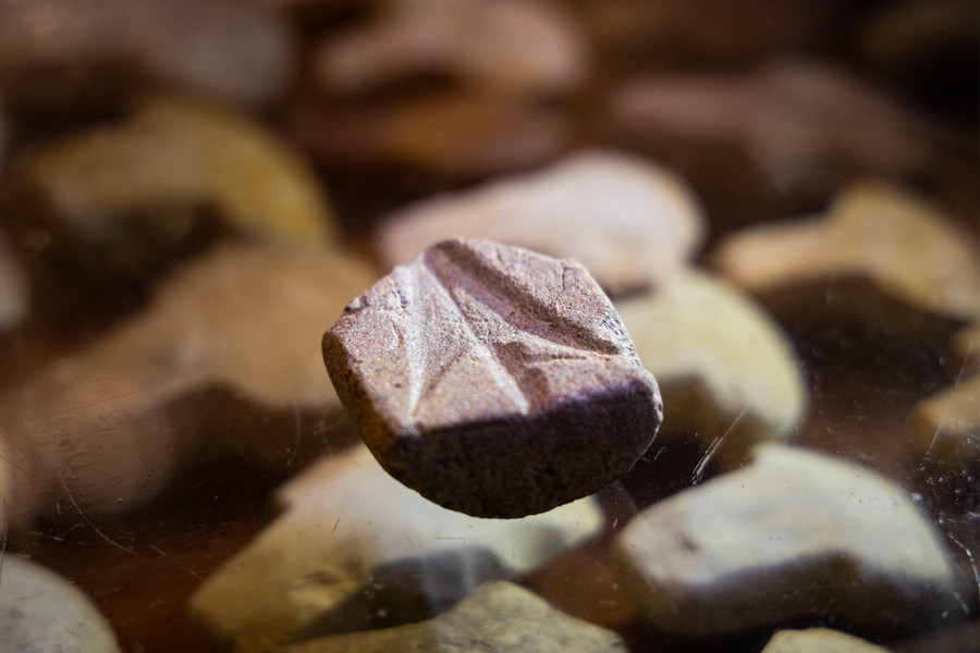 Khuôn đúc mũi tên đồng quý hiếm. Ảnh: NB