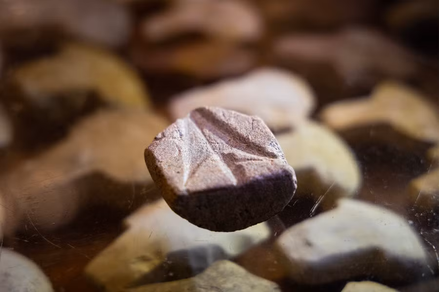 Khuôn đúc mũi tên đồng quý hiếm. Ảnh: NB