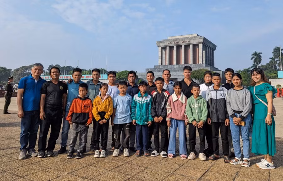 Chị Puih H'Wê (bìa phải) chụp ảnh cùng đoàn nghệ nhân Bahnar, Jrai trước lăng Bác trong chuyến biểu diễn tháng 11-2023 tại Hà Nội. Ảnh NVCC