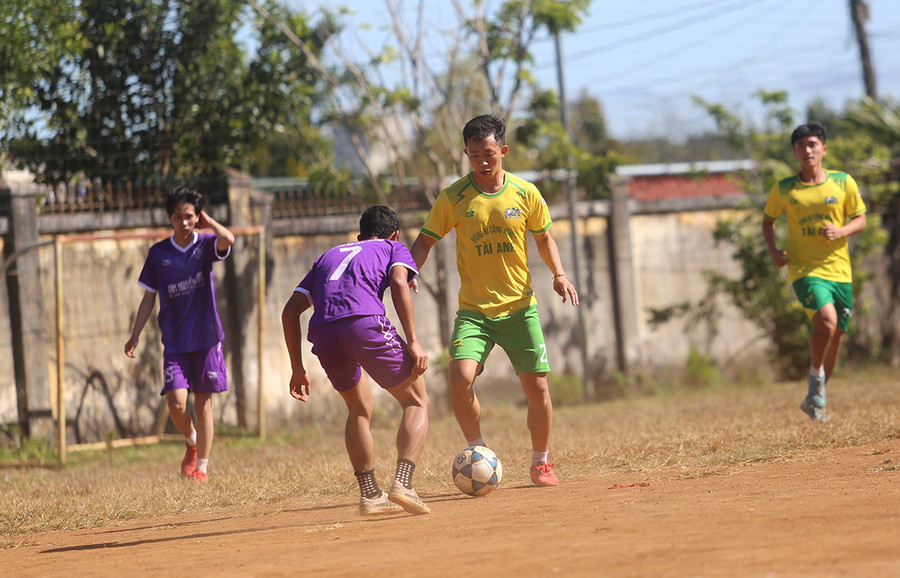Đội bóng của Làng trẻ em SOS Pleiku đã có dịp so tài cùng các cầu thủ LPBank Hoàng Anh Gia Lai. Ảnh: Văn Ngọc