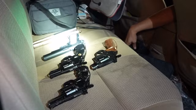 Lực lượng chức năng phát hiện nhiều súng bên trong xe