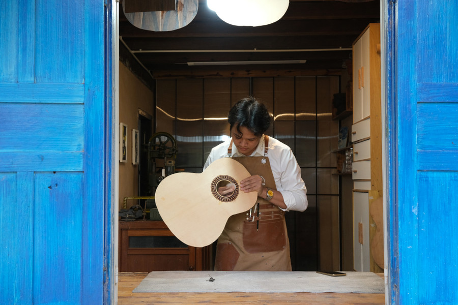 Công đoạn làm đàn thủ công đòi hỏi sự tỉ mỉ của người thợ