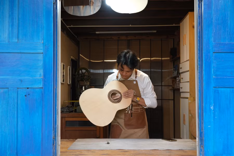 Công đoạn làm đàn thủ công đòi hỏi sự tỉ mỉ của người thợ