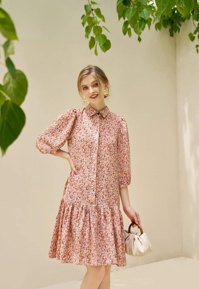 Dáng vẻ thư thái và nhẹ nhàng của mẫu đầm in hoa nhí màu hồng này là lựa chọn hàng đầu của các quý cô yểu điệu. Khẳng định vẻ uyển chuyển từ chất liệu tằm thái mềm mại, co giãn tốt, lên phom vô cùng nổi bật và thu hút. Đồng thời gam màu nữ tính và ngọt ngào từ chiếc váy chắc chắn sẽ khiến nàng yêu ngay từ ánh nhìn đầu tiên. Dáng vẻ thư thái và nhẹ nhàng của mẫu đầm in hoa nhí màu hồng này là lựa chọn hàng đầu của các quý cô yểu điệu. Khẳng định vẻ uyển chuyển từ chất liệu tằm thái mềm mại, co giãn tốt, lên phom vô cùng nổi bật và thu hút. Đồng thời gam màu nữ tính và ngọt ngào từ chiếc váy chắc chắn sẽ khiến nàng yêu ngay từ ánh nhìn đầu tiên.