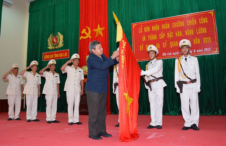 Lãnh Phòng Cảnh sát cơ động đón nhận Huân chương chiến công hạng III của Chủ tịch nước. Ảnh: Thúy Trinh Lãnh Phòng Cảnh sát cơ động đón nhận Huân chương chiến công hạng III của Chủ tịch nước. Ảnh: Thúy Trinh