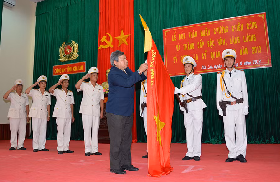 Lãnh Phòng Cảnh sát cơ động đón nhận Huân chương chiến công hạng III của Chủ tịch nước. Ảnh: Thúy Trinh