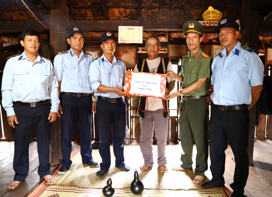 Cán bộ Phòng ANKT phối hợp tuyên truyền và tặng quà cho người uy tín tại thị trấn Ia Ly, huyện Chư Păh. Ảnh: T.T