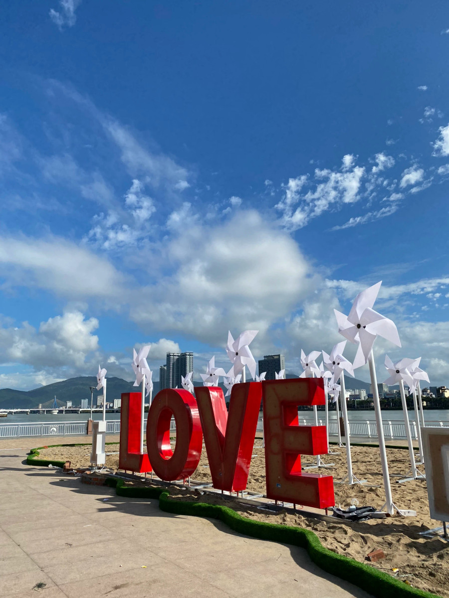 30 chiếc chong chóng lớn nhỏ được sắp xếp tạo nên khu vườn chong chóng. ẢNH: NGUYỄN TÚ