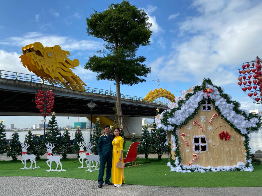 Người dân tranh thủ chụp ảnh với các mô hình.ẢNH: NGUYỄN TÚ