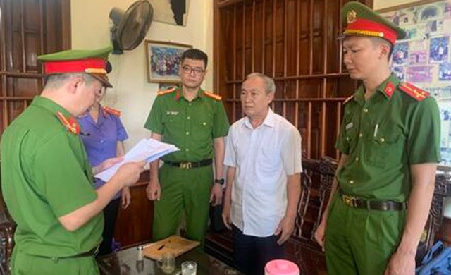 Cơ quan Cảnh sát điều tra Công an tỉnh Thanh Hóa thi hành lệnh bắt bị can đối với cựu bí thư xã Vĩnh An. Ảnh: Công an Thanh Hóa