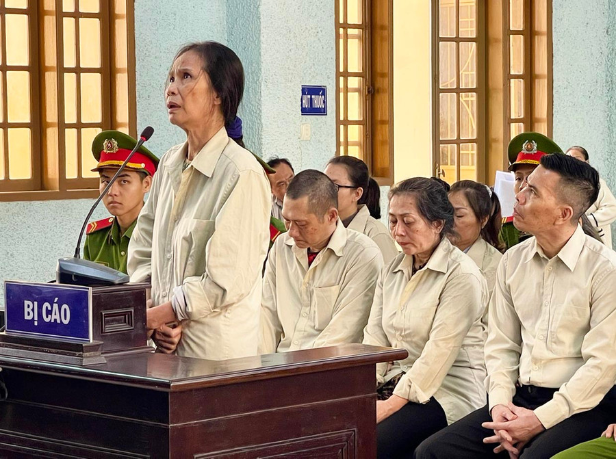 Bị cáo Phan Thị Thảo cùng nhóm đồng phạm đã bị Tòa án nhân dân tỉnh tuyên phạt tổng mức án 100 năm tù về tội “Hoạt động nhằm lật đổ chính quyền nhân dân”. Ảnh: M.N Bị cáo Phan Thị Thảo cùng nhóm đồng phạm đã bị Tòa án nhân dân tỉnh tuyên phạt tổng mức án 100 năm tù về tội “Hoạt động nhằm lật đổ chính quyền nhân dân”. Ảnh: M.N