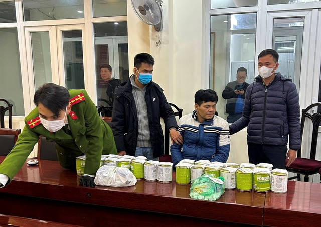 Lực lượng công an kiểm đếm tang vật thu giữ. Lực lượng công an kiểm đếm tang vật thu giữ.