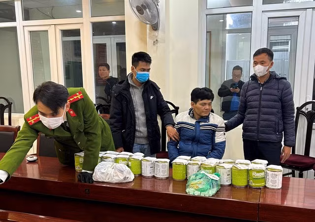 Lực lượng công an kiểm đếm tang vật thu giữ.