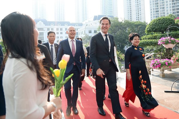 Thủ tướng Vương quốc Hà Lan Mark Rutte đến thăm Trường Trung học phổ thông Chuyên Hà Nội-Amsterdam. (Ảnh: TTXVN)
