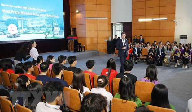 Thủ tướng Vương quốc Hà Lan Mark Rutte nói chuyện với thầy cô, học sinh Trường Trung học phổ thông Chuyên Hà Nội-Amsterdam. (Ảnh: TTXVN)