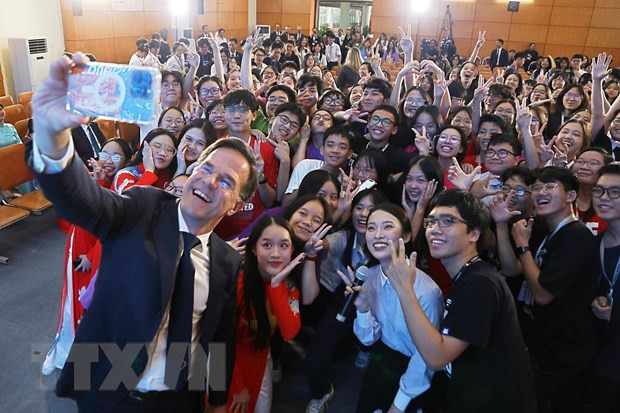 Thủ tướng Vương quốc Hà Lan Mark Rutte chụp ảnh selfie với học sinh Trường Trung học phổ thông Chuyên Hà Nội-Amsterdam. (Ảnh: TTXVN)