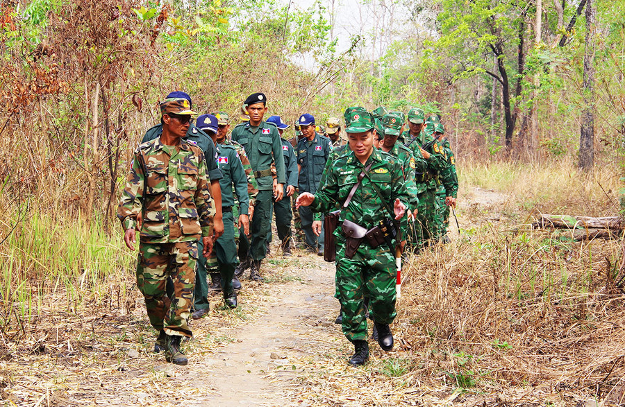 Đồn Biên phòng Cửa khẩu Quốc tế Lệ Thanh và lực lượng bảo vệ biên giới Campuchia tổ chức tuần tra song phương. Ảnh: V.H Đồn Biên phòng Cửa khẩu Quốc tế Lệ Thanh và lực lượng bảo vệ biên giới Campuchia tổ chức tuần tra song phương. Ảnh: V.H