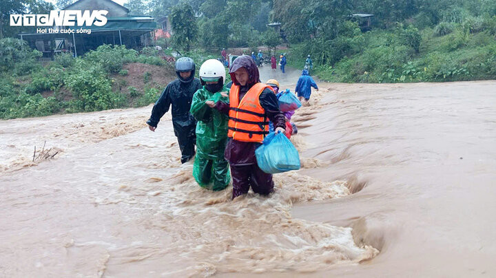 Cơ quan khí tượng cảnh báo nguy cơ lũ quét, sạt lở đất ở 10 tỉnh, thành trong những giờ tới. Cơ quan khí tượng cảnh báo nguy cơ lũ quét, sạt lở đất ở 10 tỉnh, thành trong những giờ tới.