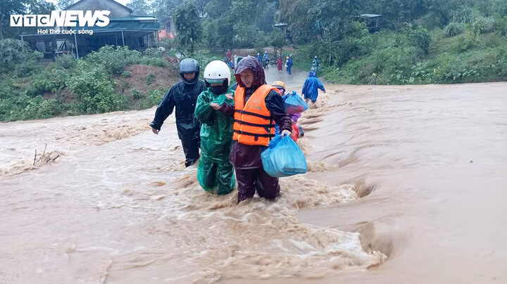 Cơ quan khí tượng cảnh báo nguy cơ lũ quét, sạt lở đất ở 10 tỉnh, thành trong những giờ tới.
