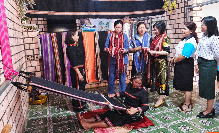Phát triển câu lạc bộ dệt trở thành hợp tác xã sẽ mang lại nhiều cơ hội cho phụ nữ dân tộc thiểu số. Ảnh: Minh Châu Phát triển câu lạc bộ dệt trở thành hợp tác xã sẽ mang lại nhiều cơ hội cho phụ nữ dân tộc thiểu số. Ảnh: Minh Châu