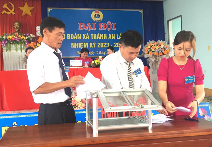 Công tác tổ chức đại hội, bầu ủy viên Ban Chấp hành Công đoàn cơ sở thị xã An Khê diễn ra đúng quy trình, quy định. Ảnh: An Phát Công tác tổ chức đại hội, bầu ủy viên Ban Chấp hành Công đoàn cơ sở thị xã An Khê diễn ra đúng quy trình, quy định. Ảnh: An Phát