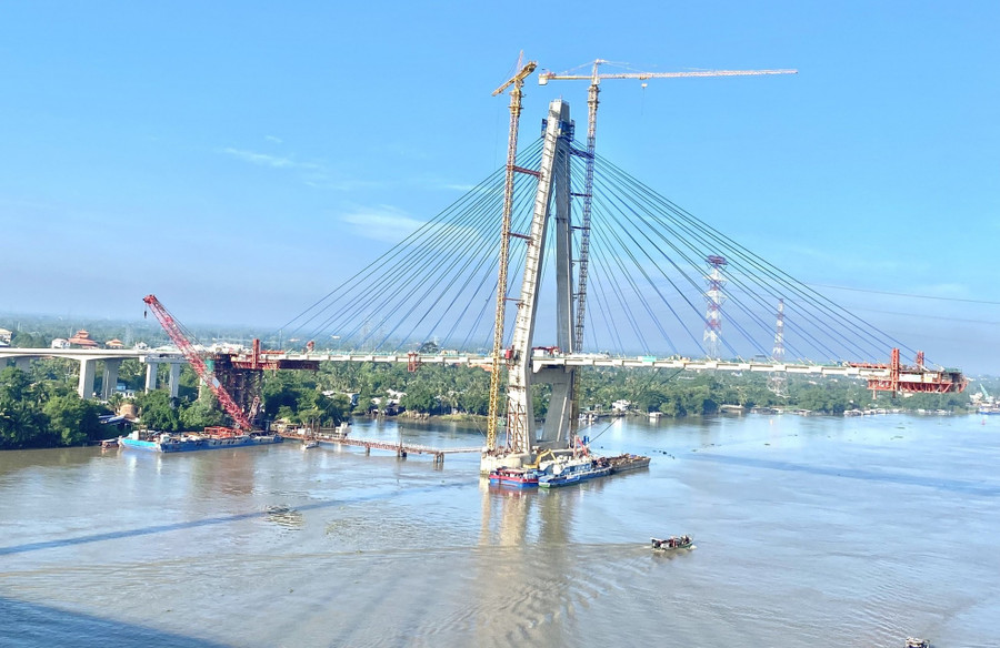 Riêng gói thầu XL.03B (thân trụ, kết cấu nhịp chính dây văng, kè bờ sông, điện chiếu sáng...) đã hoàn thành gần 70%. Hiện mỗi trụ chính T15 và T16 đã căng được 52 trong tổng số 64 bó cáp văng và 13 trong 16 đốt đúc nhịp chính.