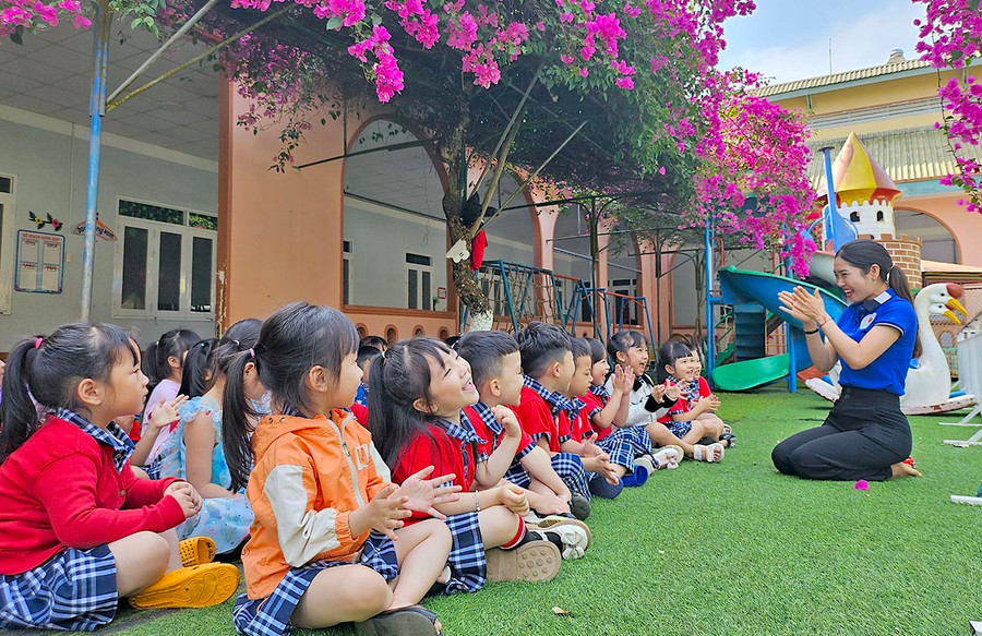 Nhiều ý kiến cho rằng, chứng chỉ hành nghề sẽ bảo đảm an toàn, tiếp sức cho sự phát triển nhà giáo và thể hiện sự chuyên nghiệp hóa trong dạy học. Ảnh: Mộc Trà Nhiều ý kiến cho rằng, chứng chỉ hành nghề sẽ bảo đảm an toàn, tiếp sức cho sự phát triển nhà giáo và thể hiện sự chuyên nghiệp hóa trong dạy học. Ảnh: Mộc Trà