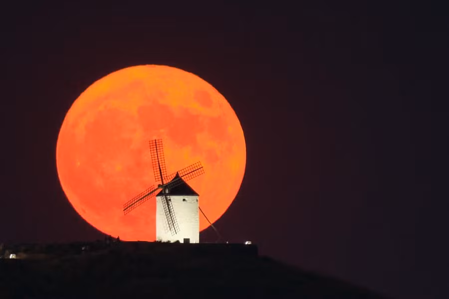 Siêu trăng ngày 13.7.2022 ở Consuegra, Tây Ban Nha. Ảnh: Xinhua Siêu trăng ngày 13.7.2022 ở Consuegra, Tây Ban Nha. Ảnh: Xinhua