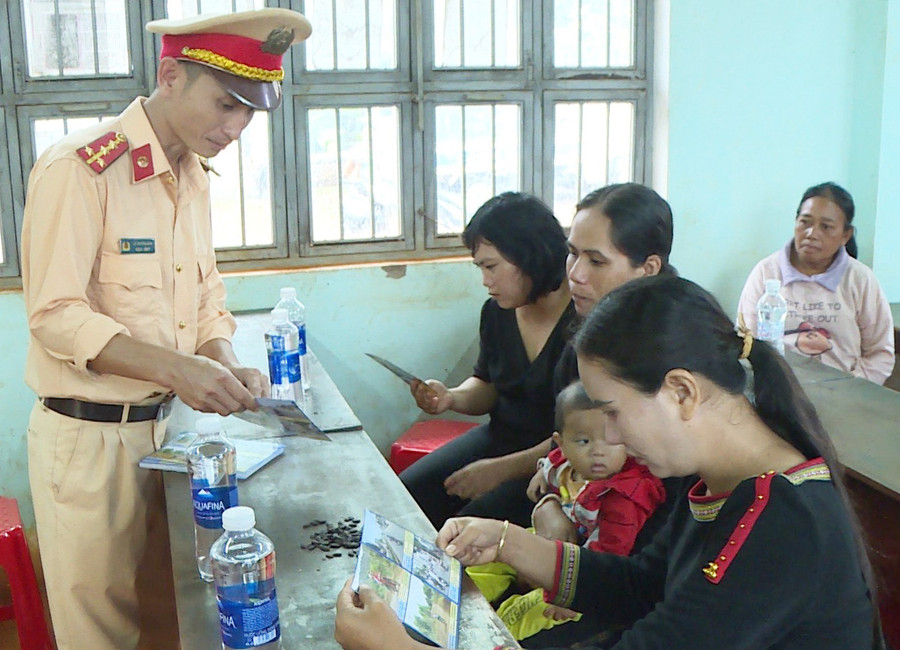 Lực lượng Cảnh sát Giao thông Công an huyện Đức Cơ tuyên truyền Luật Giao thông đường bộ cho người dân thị trấn Chư Ty. Ảnh: T.D