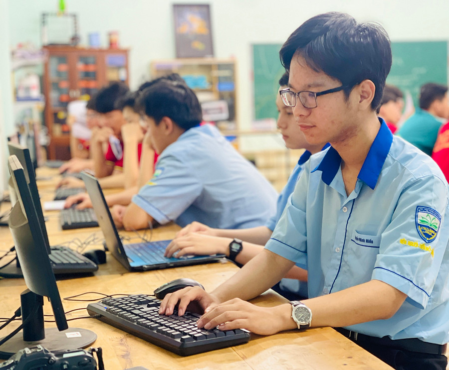 Em Nguyễn Minh Hiếu-lớp 10A7, Trường THPT Chi Lăng (TP. Pleiku) tạo lập nên trang web “Cùng nhau học tập”. Ảnh: M.K Em Nguyễn Minh Hiếu-lớp 10A7, Trường THPT Chi Lăng (TP. Pleiku) tạo lập nên trang web “Cùng nhau học tập”. Ảnh: M.K