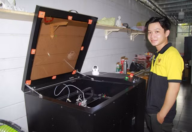 Lâm cùng chiếc máy in 3D do mình sản xuất