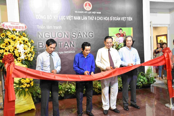 Ông cắt băng khánh thành triển lãm Nguồn sáng bất tận, diễn ra tối 26-2 Ông cắt băng khánh thành triển lãm Nguồn sáng bất tận, diễn ra tối 26-2