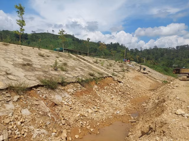 Dự án kè sông Pô Kô chưa bàn giao đã xuống cấp. Ảnh: ĐỨC NHẬT