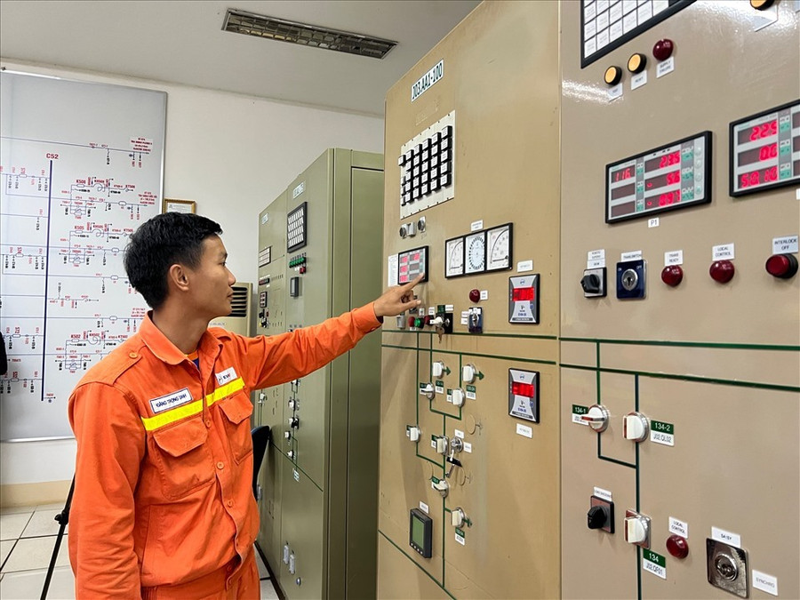 Thời gian qua, việc cắt điện không phải chỉ luân phiên 1 - 2 giờ mà cả ngày lẫn đêm đã ảnh hưởng nghiêm trọng đời sống nhân dân, kinh tế xã hội. Ảnh: Cường Ngô