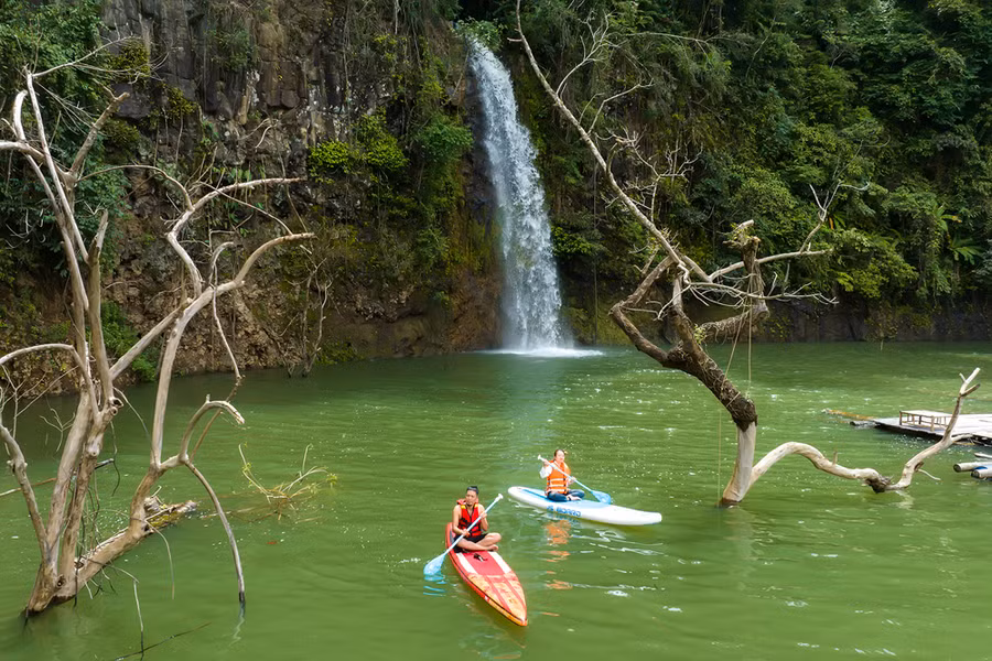 Những con suối nhỏ đổ vào lòng hồ tạo thành những thác nước đẹp.