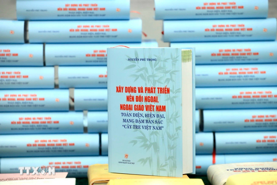 Cuốn sách của Tổng Bí thư Nguyễn Phú Trọng 'Xây dựng và phát triển nền đối ngoại, ngoại giao Việt Nam toàn diện, hiện đại, mang đậm bản sắc 'cây tre Việt Nam.'' (Ảnh: Lâm Khánh - TTXVN) Cuốn sách của Tổng Bí thư Nguyễn Phú Trọng 'Xây dựng và phát triển nền đối ngoại, ngoại giao Việt Nam toàn diện, hiện đại, mang đậm bản sắc 'cây tre Việt Nam.'' (Ảnh: Lâm Khánh - TTXVN)