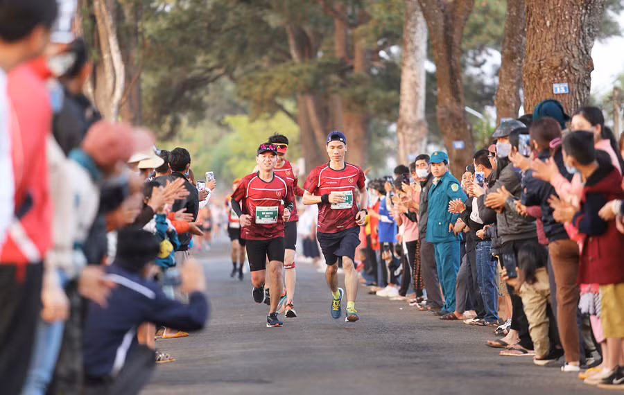 Các chân chạy cả nước hứa hẹn sẽ nhận được sự chào đón nồng nhiệt của người dân Gia Lai. Ảnh: L.V.N Các chân chạy cả nước hứa hẹn sẽ nhận được sự chào đón nồng nhiệt của người dân Gia Lai. Ảnh: L.V.N