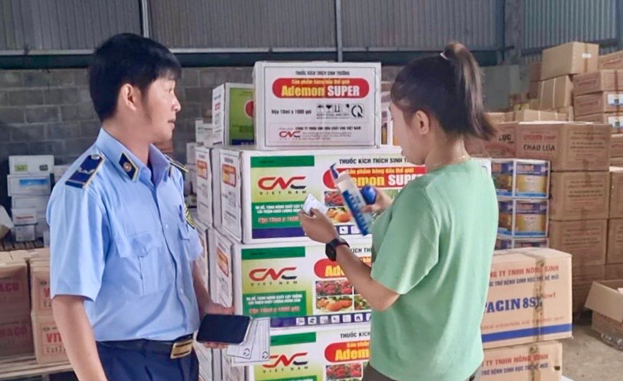 Lực lượng chức năng tăng cường kiểm tra các cơ sở kinh doanh thuốc bảo vệ thực vật trên địa bàn (ảnh đơn vị cung cấp).
