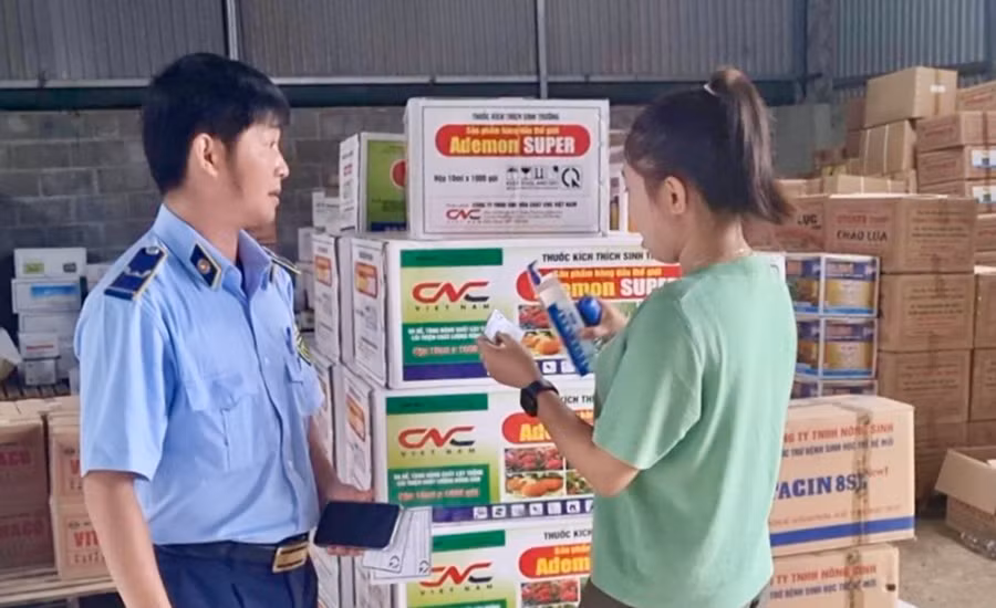 Lực lượng chức năng tăng cường kiểm tra các cơ sở kinh doanh thuốc bảo vệ thực vật trên địa bàn (ảnh đơn vị cung cấp).