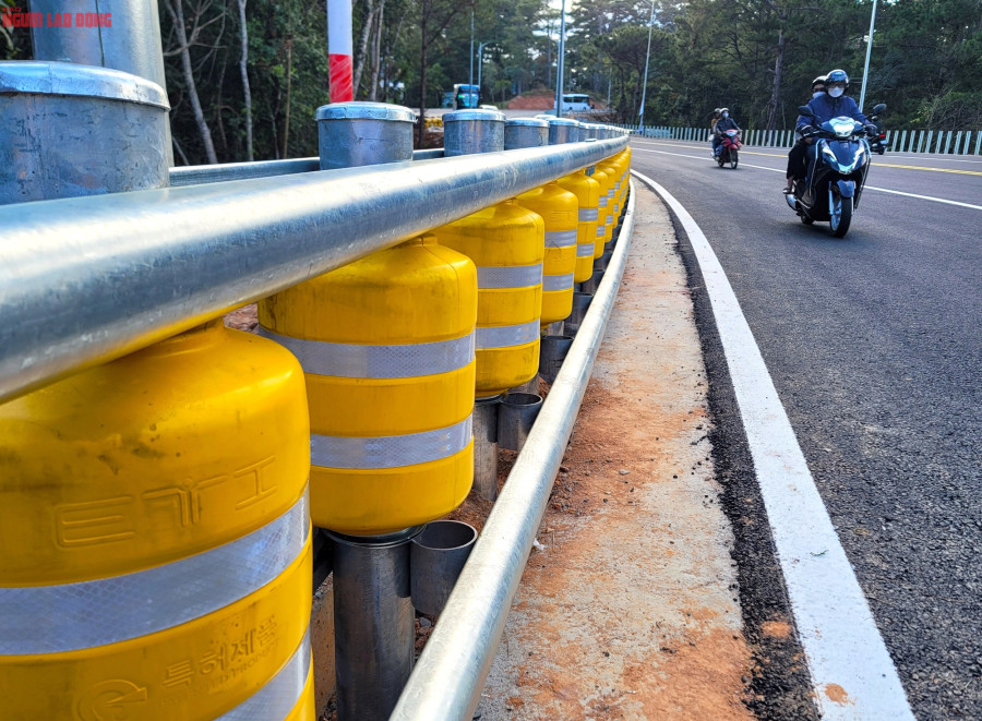 Hệ thống lan can trên đèo Prenn đang được lắp đặt và sẽ hoàn thiện trong vài ngày tới. Hệ thống lan can trên đèo Prenn đang được lắp đặt và sẽ hoàn thiện trong vài ngày tới.