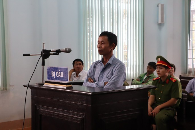 Tranh luận nảy lửa vụ xét xử người lấy 1 khúc gỗ muồng - Ảnh 1. Bị cáo Trần Văn Tiến tại phiên tòa sơ thẩm.