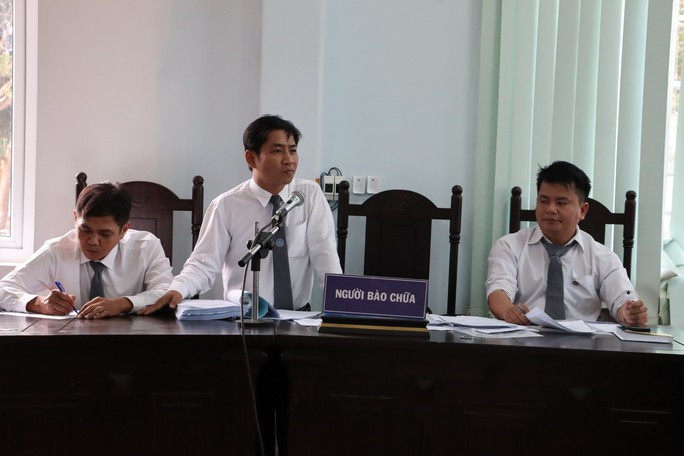 Tranh luận nảy lửa vụ xét xử người lấy 1 khúc gỗ muồng - Ảnh 2. Các luật sư đề nghị HĐXX trả hồ sơ điều tra bổ sung