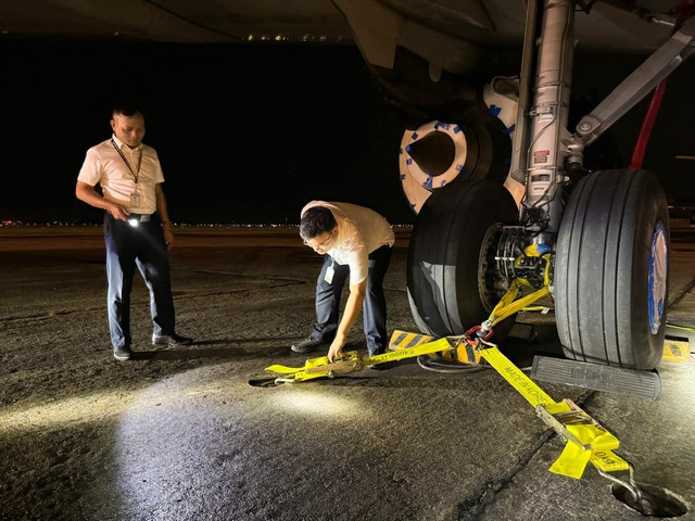 Giám đốc Cảng hàng không quốc tế Nội Bài Tô Tử Hà kiểm tra vị trí đỗ máy bay. Ảnh: Phan Công