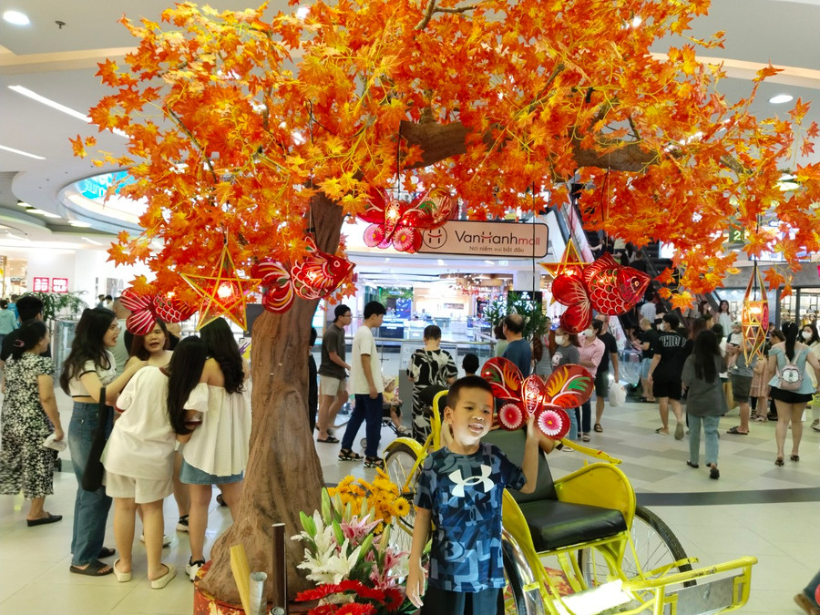 Trung thu là tết thiếu nhi, vì sao người lớn lại đi chơi nhiều? - Ảnh 12. Trẻ em đi chơi trung thu. Ảnh: PHÚC KHA