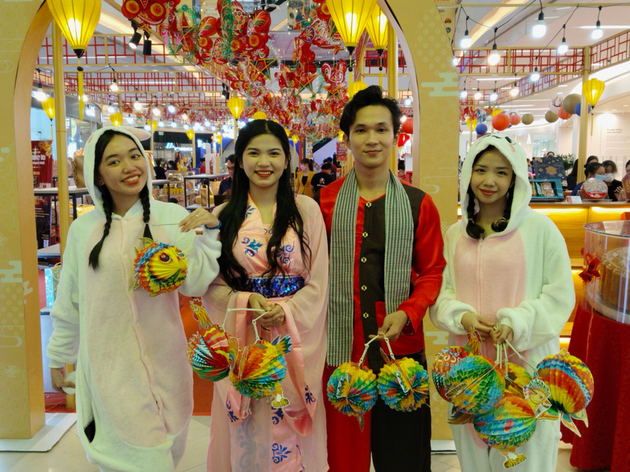 Trung thu là tết thiếu nhi, vì sao người lớn lại đi chơi nhiều? - Ảnh 10. Bạn trẻ hóa thân thành chị Hằng, chú Cuội đi chơi trung thu tại trung tâm thương mại. Ảnh: PHÚC KHA